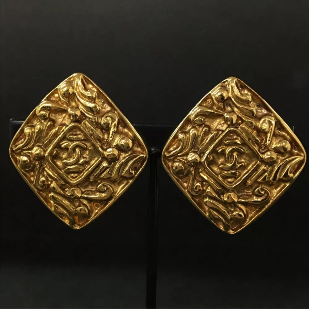 CHANEL CC Logo Gold Tone Earrings - Picture 6 of 7